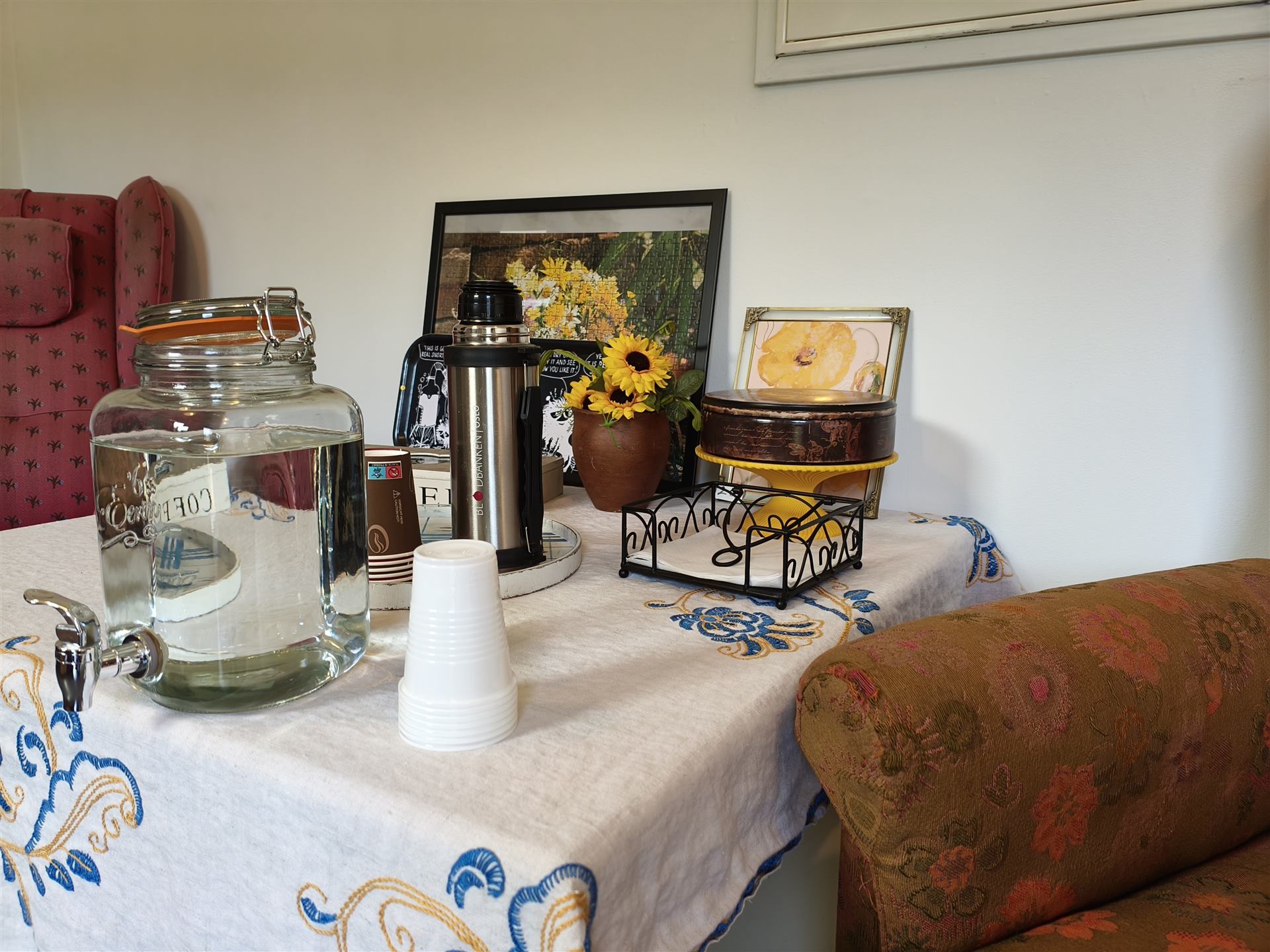 Kaffebord, blomster og vintagefunn hos Brukt & Elsket